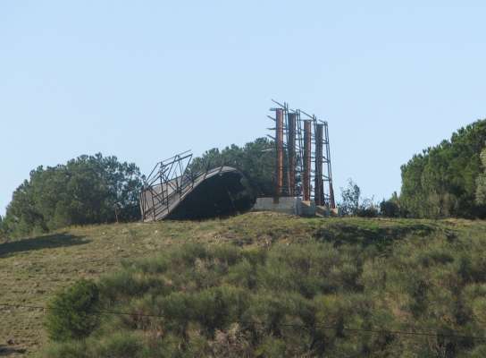 El toro de Osborne del Bruc, en el suelo. El toro de Osborne del Bruc, en el suelo.