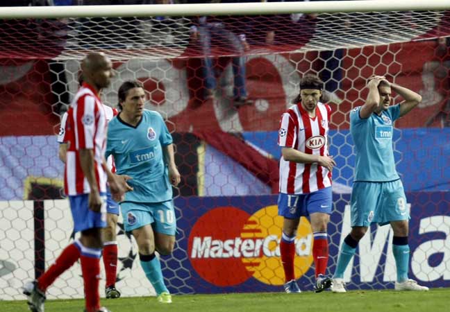 El jugador del Oporto Lisandro, frente al Atlético El jugador del Oporto Lisandro, frente al Atlético