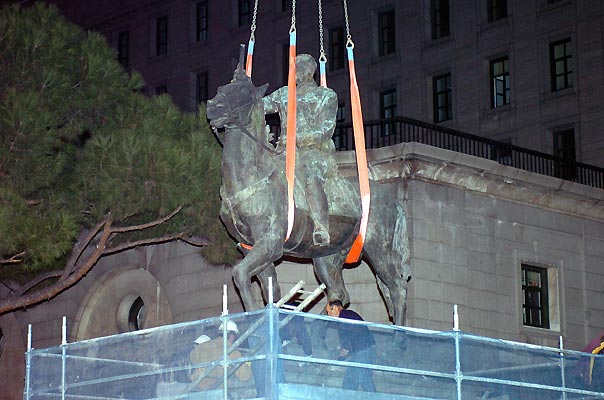 Retirada de la estatua de Franco Retirada de la estatua de Franco