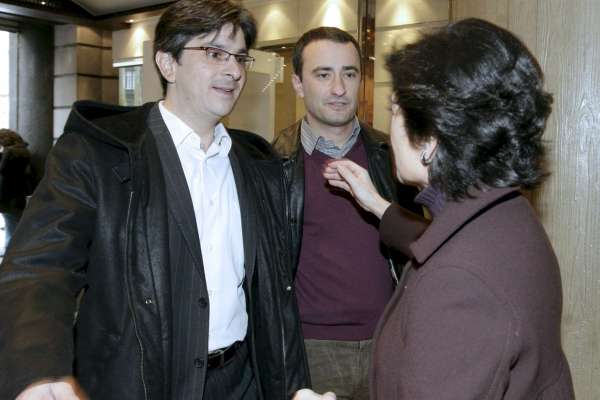 Belén Greaves (PNV) recibe a Mikel Arana e Igor Irigoyen, de EB. Belén Greaves (PNV) recibe a Mikel Arana e Igor Irigoyen, de EB.