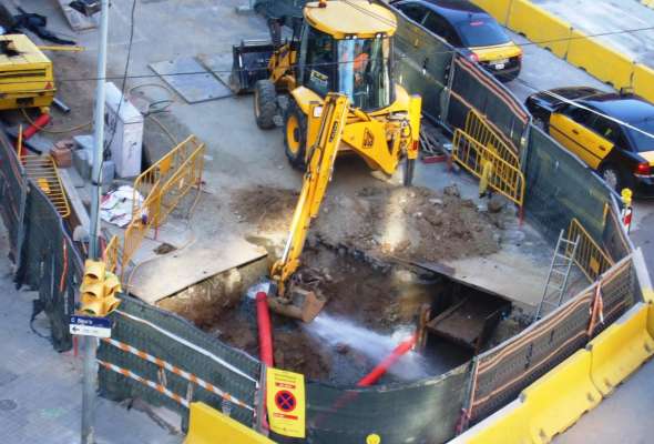 Las obras del AVE en la calle Biscaia revientan una cañería. Las obras del AVE en la calle Biscaia revientan una cañería.