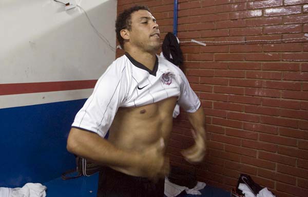 Ronaldo con la camiseta del Corinthians Ronaldo con la camiseta del Corinthians