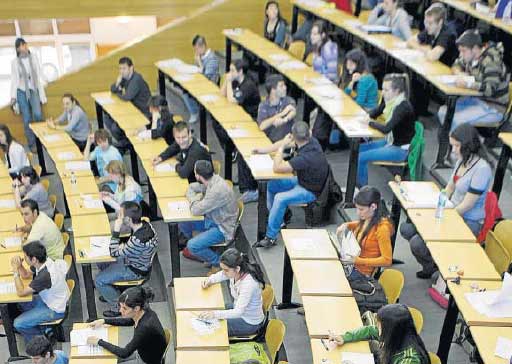 Universitarios en clase. Universitarios en clase.
