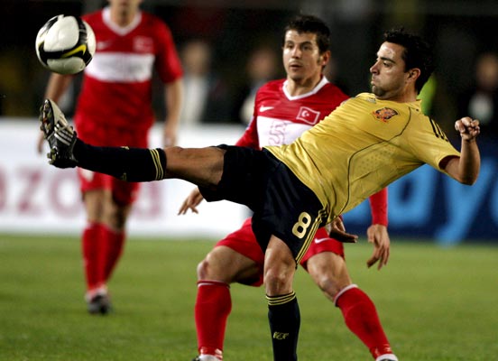 Xavi Hernández intenta controlar el balón Xavi Hernández intenta controlar el balón