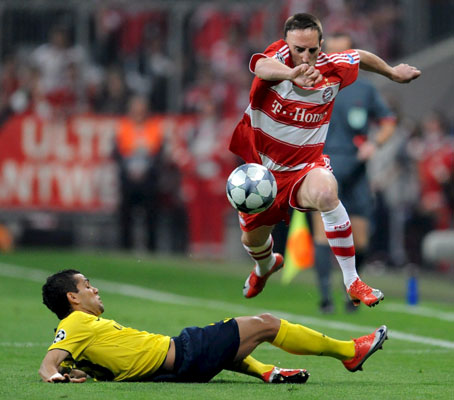 Alves intenta arrebatarle el balón a Ribery Alves intenta arrebatarle el balón a Ribery