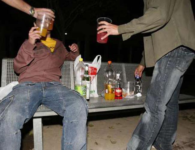 Jóvenes de botellón Jóvenes de botellón