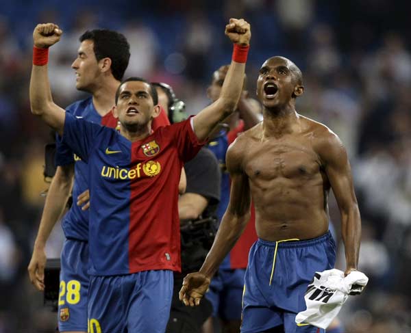 Samuel Etoo y Dani Alves Samuel Etoo y Dani Alves
