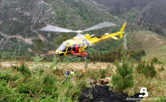 El helicóptero de los bomeros durante el rescate El helicóptero de los bomeros durante el rescate
