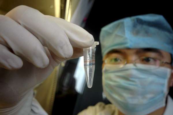 Un científico de un laboratorio chino sostiene un reactivo de la gripe A. Un científico de un laboratorio chino sostiene un reactivo de la gripe A.