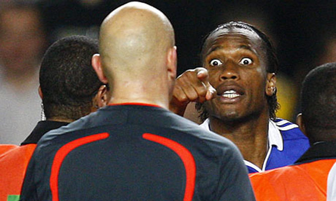 Drogba y Tom Henning Drogba y Tom Henning
