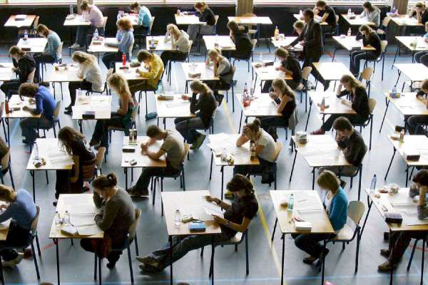 Estudiantes durante un examen Estudiantes durante un examen