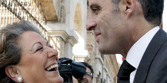 Camps saluda a Rita Barberá. Camps saluda a Rita Barberá.