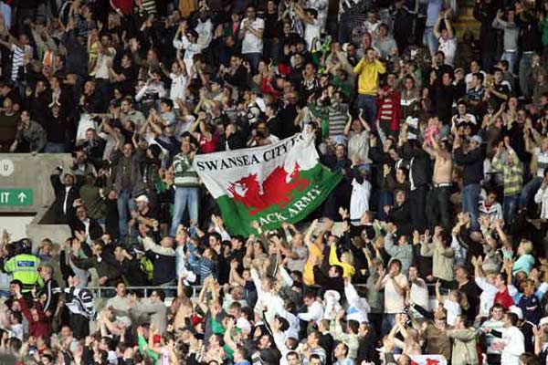 Los aficionados del Swansea galés animan a su equipo Los aficionados del Swansea galés animan a su equipo