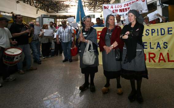 Las 'abuelas de la fabada', en la estación de tren de Gijón. Las 'abuelas de la fabada', en la estación de tren de Gijón.