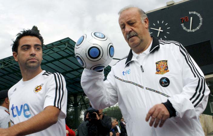 Vicente del Bosque y Xavi Hernández, en un entrenamiento de la selección Vicente del Bosque y Xavi Hernández, en un entrenamiento de la selección