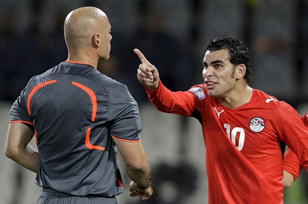 Ahmed Eid y el árbitro Howard Webb Ahmed Eid y el árbitro Howard Webb