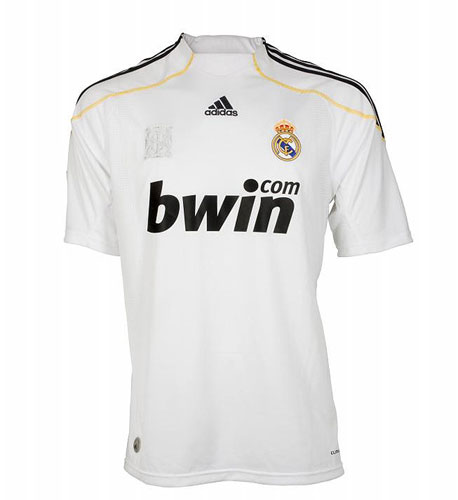 El Real Madrid lanza su nueva camiseta con dos escudos