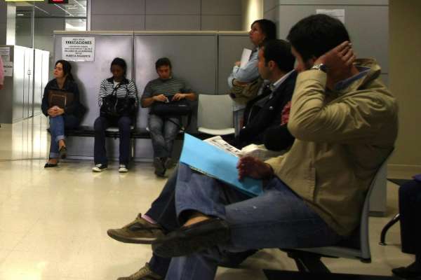 Parados en la sala de espera del Inem. Parados en la sala de espera del Inem.