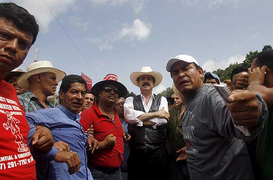 Manuel Zelaya, en la frontera con Honduras Manuel Zelaya, en la frontera con Honduras