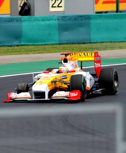 Fernando Alonso en su Renault Fernando Alonso en su Renault