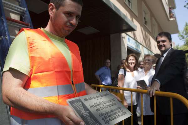 Un operario retira la placa franquista de Numància, 145. Un operario retira la placa franquista de Numància, 145.