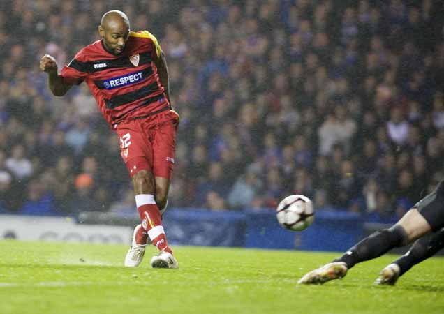 Kanoute, del Sevilla, anota un gol Kanoute, del Sevilla, anota un gol