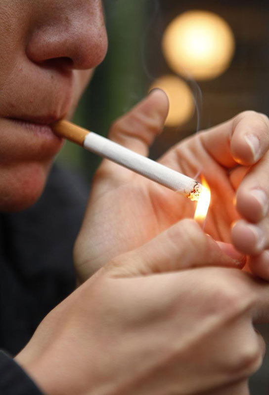Insólito| Proponen la prohibición de fumar en espacios públicos