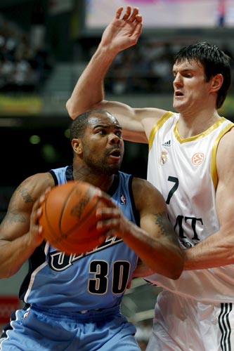 Alexander Johnson y Darjus Lavrinovic Alexander Johnson y Darjus Lavrinovic