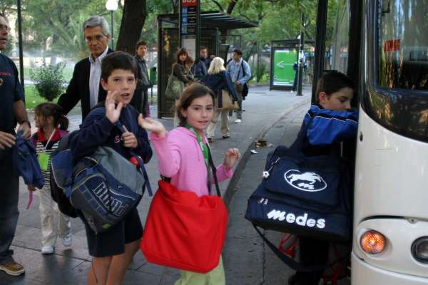 Escolares subiendo a un autobús. Escolares subiendo a un autobús.