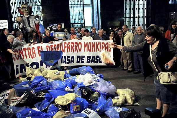 Protesta contra la nueva tasa de basura Protesta contra la nueva tasa de basura