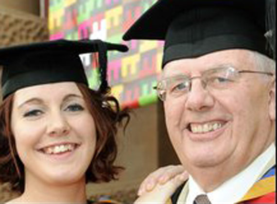 Abuelo y nieta se gradúan a la vez Abuelo y nieta se gradúan a la vez