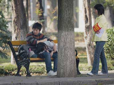 Patrullan para evitar besos entre los universitarios Patrullan para evitar besos entre los universitarios