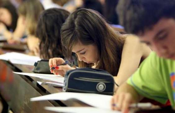 Alumnos haciendo un examen Alumnos haciendo un examen