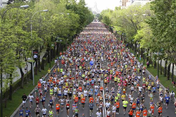 Atletas corriendo por Madrid Atletas corriendo por Madrid