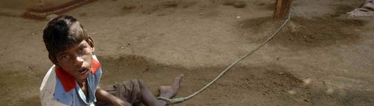 Un joven indio vive atado a un árbol (Imagen: Krishnendu Halder / REUTERS)
