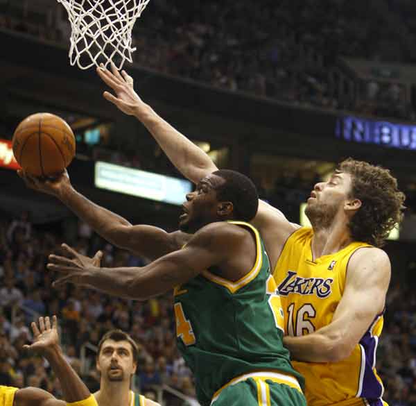 Pau Gasol, frente a Millsap, de los Jazz Pau Gasol, frente a Millsap, de los Jazz
