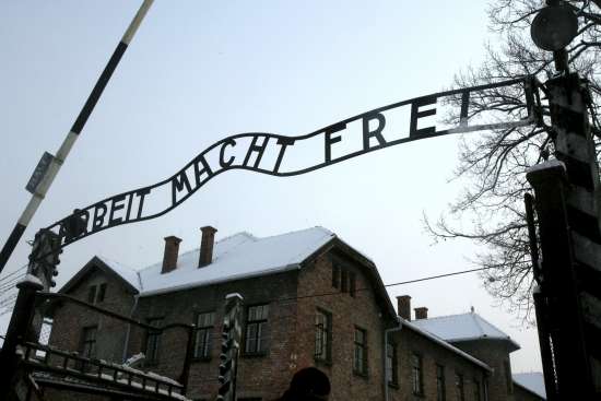Robo de la placa de entrada a Auschwitz Robo de la placa de entrada a Auschwitz