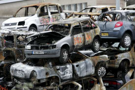 Coches quemados en Nochevieja en Francia Coches quemados en Nochevieja en Francia