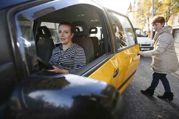 Barcelona estrena los taxis sólo para mujeres. Barcelona estrena los taxis sólo para mujeres.