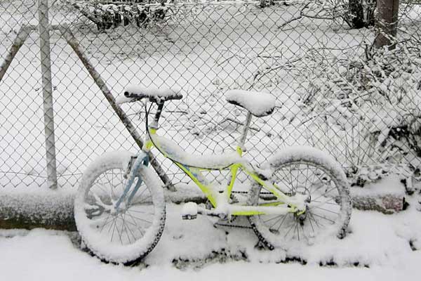 Nieve sobre una bicicleta en Benasal. Nieve sobre una bicicleta en Benasal.