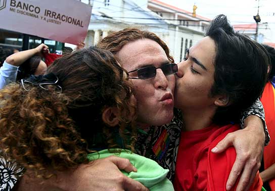 Protestan Con Besos En Pblico Contra El Despido De Una Lesbiana E