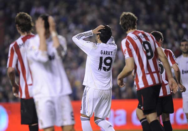 Garay se lamenta ante el Athletic Garay se lamenta ante el Athletic