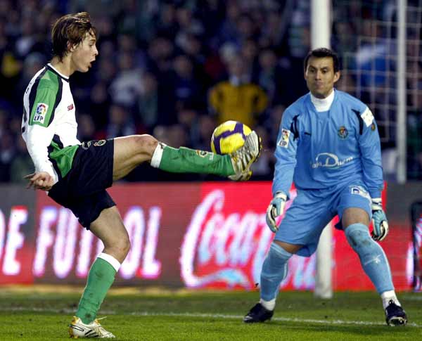 Sergio Canales ante Justo Villar Sergio Canales ante Justo Villar