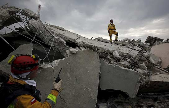 Un bombero busca más señales de vida en Haití Un bombero busca más señales de vida en Haití