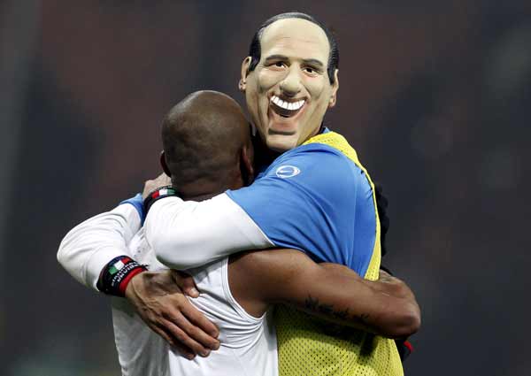 Marco Materazzi con careta de Berlusconi Marco Materazzi con careta de Berlusconi