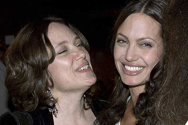 Angelina Jolie Rinde Homenaje A Su Madre En El Tercer Aniversario De Su