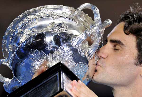 Federer besa el trofeo del Abierto de Australia Federer besa el trofeo del Abierto de Australia
