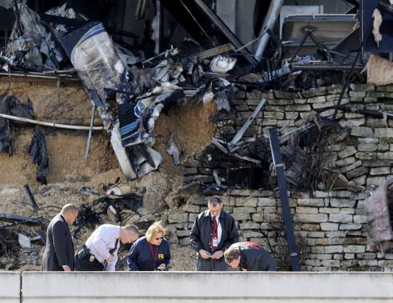 Una avioneta se estrella contra un edificio Una avioneta se estrella contra un edificio