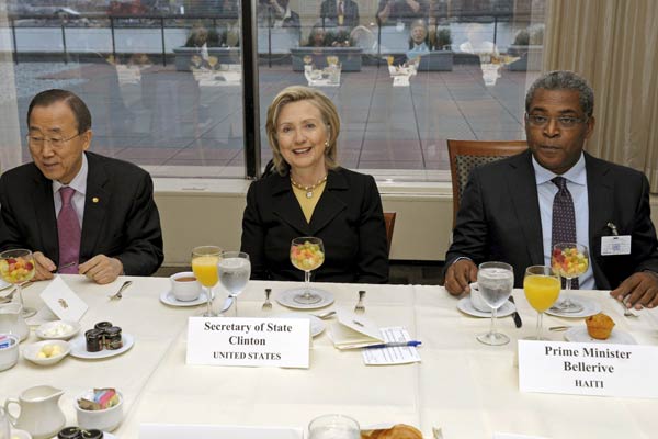 Hillary Clinton, Ban Ki-moon y Jean-Max Bellerive Hillary Clinton, Ban Ki-moon y Jean-Max Bellerive