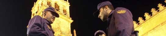 Policias nacionales ante la Mezquita de Córdoba